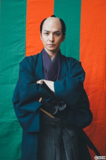 生田斗真、まさかの“一人二役”!?　治済そっくりの能役者・斎藤十郎兵衛で「べらぼう」登場