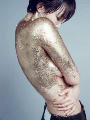 イ・ギョンシルの娘ソン・スア、衝撃的なセミヌード写真が話題…全身金箔の芸術的なビジュアル