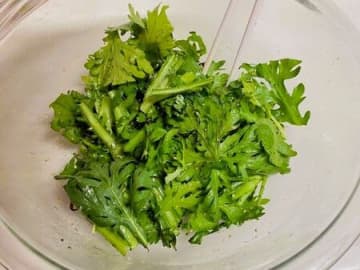 今が旬！箸が止まらない〜「春菊サラダ」