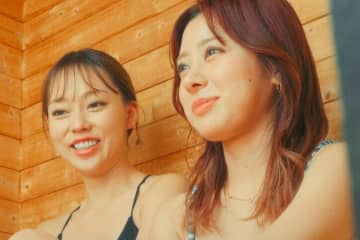 元アイドルとミスインターナショナル美女がサウナで恋バナ…大胆水着姿に「セクシー」の声