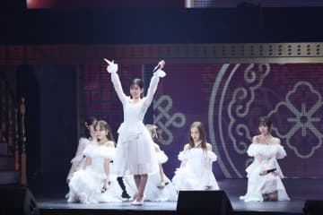 前田敦子センター『フライングゲット』に大歓声！純白衣装から紺色衣装に早替えで柏木由紀・指原莉乃らと夢の競演　AKB48 20周年記念コンサート最終日