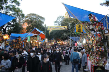 境内や参道に熊手や食べ物の露店がズラリ!「十日市」が大宮の武蔵一宮氷川神社で12月10日に開催