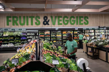 アマゾン、生鮮品当日配送の「ワンカート」戦略とは 物流網とAIでウォルマートに対抗