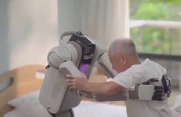 雑談・歩行補助・見守り、介護ロボットが温かくスマートな高齢者ケアを実現―中国