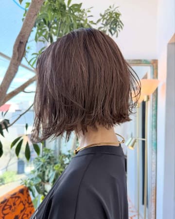 【50代】もっと早くすれば良かったーー！ 楽なのにこなれる「白髪ぼかしボブ」が最強かも♡