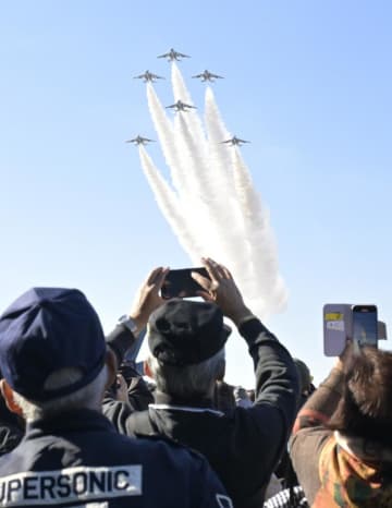 ブルーインパルスに歓声　百里基地航空祭　曲技飛行で魅了　茨城・小美玉