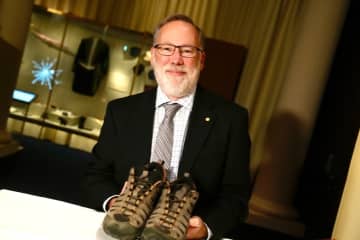 ノーベル受賞に気づかなかった！米国の受賞者がノーベル博物館に寄贈したのは…自身の靴