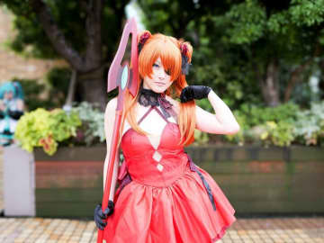 凛々しさと艶やかさのマリアージュ！『エヴァ』アスカを『NIKKE』コラボ衣装でコスプレ