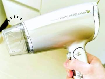 ドライヤーの「先端カバー」外して使うのが正解！？「今までつけっぱなしだったわ…」「時間無駄にしてたかも」