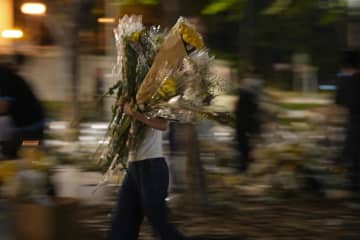 香港火災、追悼の花束撤去　政府批判メッセージも