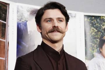 『ばけばけ』ヘブン役、最新姿に衝撃「ワイルド味が」「こんなかっこいいの」「面影が1ミリも」