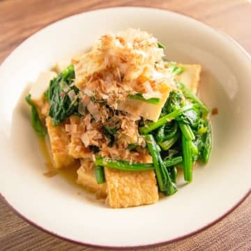 【ほうれん草1束が一瞬で消える】「この味にハマると止まらない」「気づいたらお皿が空」厚揚げが驚くほどうまい副菜レシピ