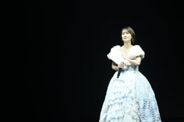 大島優子が純白ドレスで登場し会場が一面緑色に！井上ヨシマサの伴奏で『泣きながら微笑んで』AKB48結成20周年記念コンサート最終日