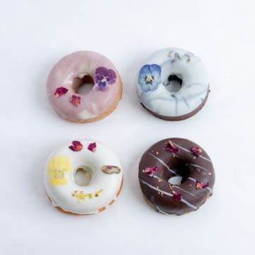 フラワーアーティストが作った丸いフィナンシェ gmgm／グムグム「お花のリースフィナンシェ」