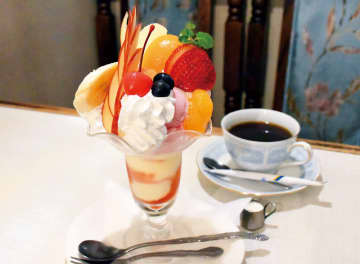 季節のフルーツ輝く「フルーツパフェ」　埼玉・川口のコーヒーショップシモン　パフェグラスを華やかに彩る人気メニュー　店の評判知り遠方から訪れる若者も　「女子会」の会場としても支持