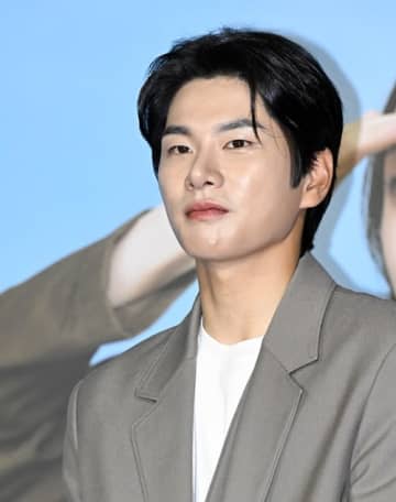 “女性問題疑惑”後初の公の場で…日本ドラマに出演予定の韓国俳優、受賞コメントが波紋→声明「過度な解釈控えて」