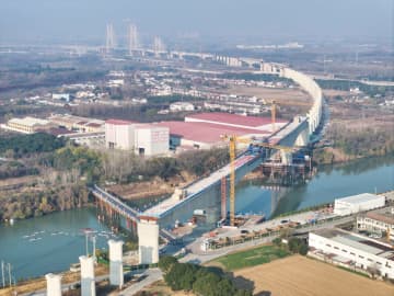 中国・滬渝蓉高速鉄道の通泰揚特大橋、太平河をまたぐ区間が接合