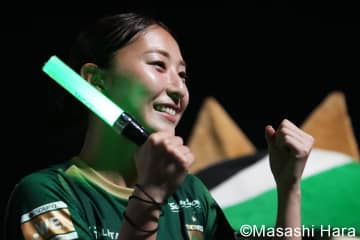 「夢の国に天使が舞い降りた」なでしこMF塩越柚歩、真っ赤なニット姿のクリスマスディズニー満喫ショットに反響