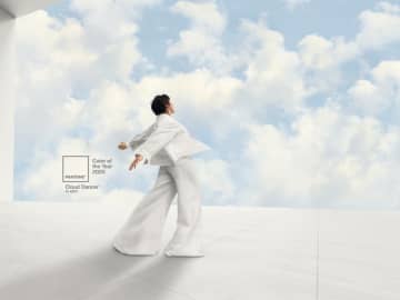 パントン「2026年の色」は「クラウドダンサー」、モトローラのスマホなどで登場へ