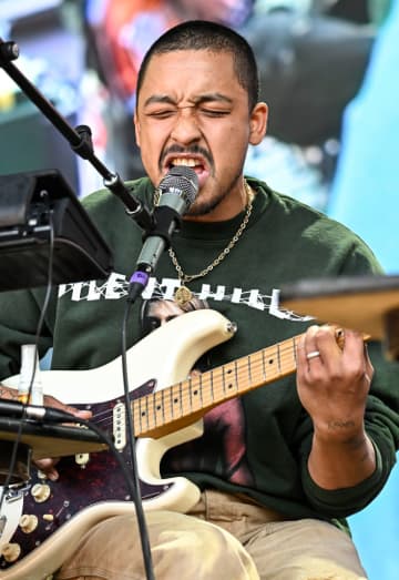 ディジョン、米TV番組『SNL』で3曲披露　ボン・イヴェールも参加