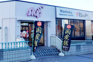 【食レポ】松のやで国産豚ならではの甘みのある脂とやわらかな肉質の「国産雪国育ち厚切りロースかつ定食」を食す! 厚切りロースカツは素のままでもウマウマ! 紅塩をかければ旨味がさらに引き出され、ご飯が止まらない!