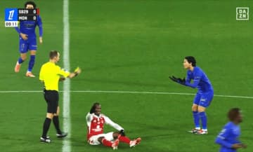 「シミュレーションだろ！」南野拓実への“謎のイエローカード”にファン騒然…「審判にはうんざり」「ファウルすらない」微妙すぎる判定の瞬間