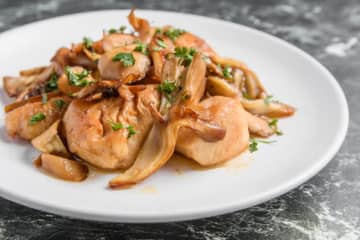 料理人・笠原将弘『鶏むね肉とかぶと舞茸のソテー』の作り方を公開！プロが伝授する”節約・絶品レシピ”にベテラン主婦も大注目「庶民向けの安い食材をおいしくオシャレに調理」「いつも千円以内で買い物してるからメチャクチャありがたい」の声