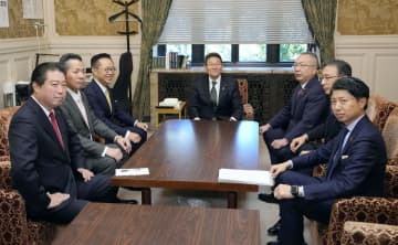 自民、定数削減法案の審議要請　立民、献金規制優先と拒否