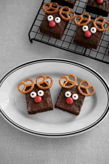 混ぜて焼くだけ！クリスマスに作りたい「トナカイのブラウニー」の簡単レシピ