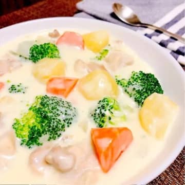 【シチューにこれちょい足ししてみて！】「レストランクオリティすぎ」「秒でおかわりされた」家庭のシチューが激変する魔法の隠し味レシピ4選