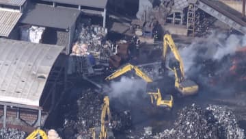 「黒煙がモクモクと」スクラップ置き場で火災、消火活動続く　鉄くずなど焼けるもケガ人なし　宮城・七ヶ浜町