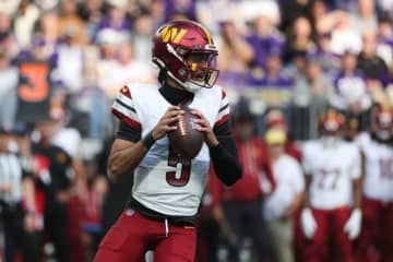 バイキングスに敗れた試合でコマンダースQBダニエルズが負傷退場、TEアーツは膝の重傷