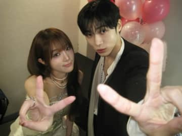 チュ・ヨンウ＆IZ*ONE出身チェ・イェナ、傘を使ったキスシーンが話題に！楽屋での2ショット公開