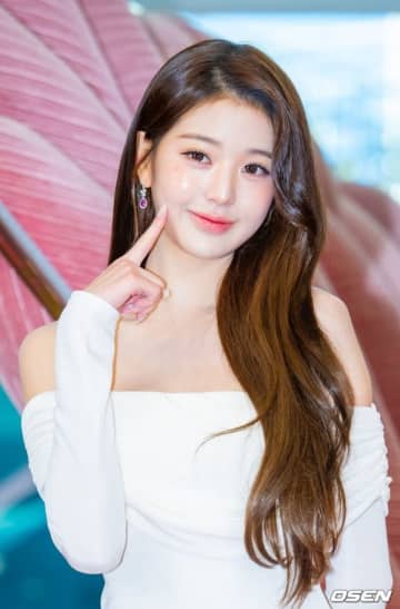 【PHOTO】IVE ウォニョン、大胆背中見せドレスで魅了！ブランド「medicube」店舗オープンイベントに出席