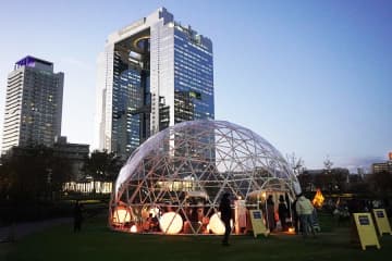 無料でいいの!?大阪・梅田に「巨大ドーム」出現、誰でもくつろげる空間に