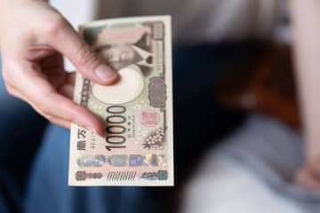 年末年始に帰省する予定でいたら「帰ってくるなら滞在費を払ってね」と親に言われました。いくらくらい渡せばいいんでしょうか？