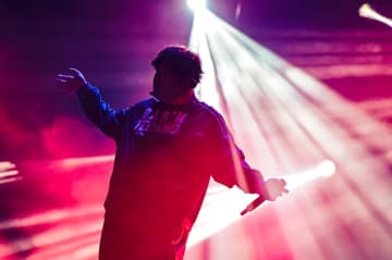 岡崎体育、一人三役で奮闘の＜OKAZAKI ROCK FESTIVAL 2025＞大盛況