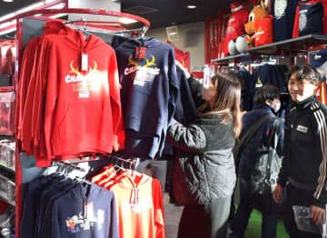 鹿島、続く勝利の熱気　9季ぶりJ1制覇　サポーターがグッズ購入、神宮参拝　茨城・鹿嶋