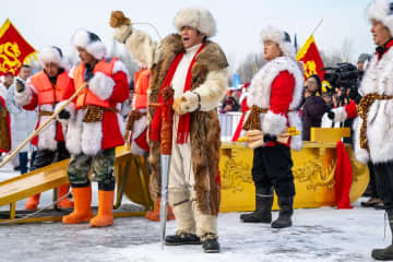 「氷の都」中国・ハルビンで採氷祭り開幕