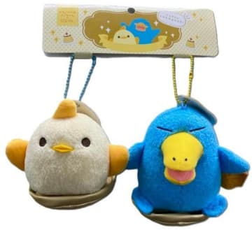 イコちゃん×ぴよりん「スイーツ風マスコットセット」。手と羽をつなげるなかよし仕様、ぬい撮りにもぴったりなコラボ第3弾