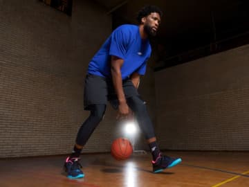 スケッチャーズからジョエル・エンビードのシグネチャーモデル『SKX JE1』が登場…多彩なプレーを支える1足