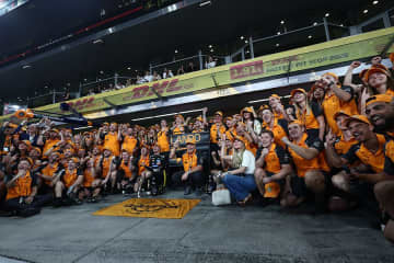 F1ノリス優勝の裏で…恋人モデルに集まる視線　キスが驚異の1490万回再生超　英紙「魅力的」