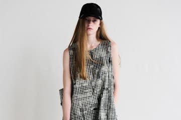 Y's“ダメージカット”したチェック柄ワンピース、シルエット自在のうねるレザーブーツも