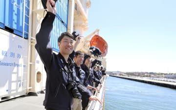 「しらせ」がフリマントル出発　南極へ、67次観測隊乗せ