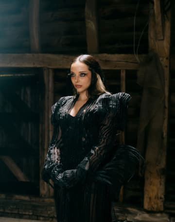 リトル・ミックスのジェイド、デビューAL『ザッツ・ショービズ、ベイビー！』に新曲を追加したDX版配信＆「チャーチ」MV公開