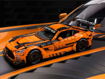 メルセデス-AMG GT3が「組み上がる」！CaDA製1:8スケールの本格モデル誕生。5463個のパーツで「強さ」を体感する