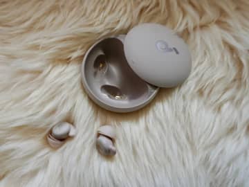 「眠るためのイヤホン」は普通のイヤホンとどう違う？　実際に試した結果