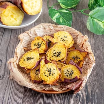 【さつまいもつぶして焼くだけ！】「カリッとねっとり食感がたまらん」「一度食べたら手が止まらない」材料ほぼさつまいもだけで作れる簡単おやつ