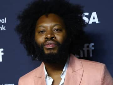 『エミリー、パリへ行く』俳優が日本で逮捕 「違法薬物の密輸の疑い」