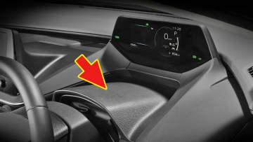 「おぉ〜コレめっちゃ欲しい…」トヨタ車のデッドスペースにすっぽりハマる！ 工具不要で2分で装着OKの便利なカーグッズを紹介